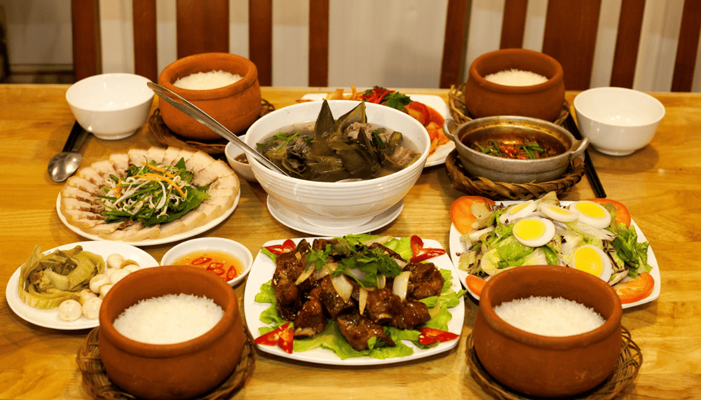 Cơm niêu nóng hổi cùng các món ăn kèm dân dã trong không gian cổ điển, ấm cúng của quán Hương Việt (Nguồn: Fanpage Cơm Niêu Hương Việt - Đà Lạt)